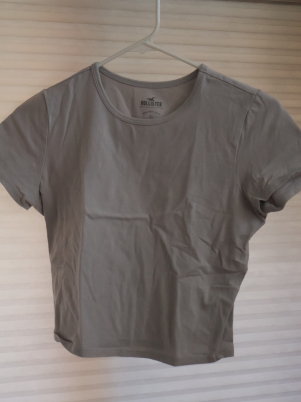 Hollister Women's Baby Tee in Light Grey
